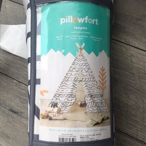 Pillowfort teepee